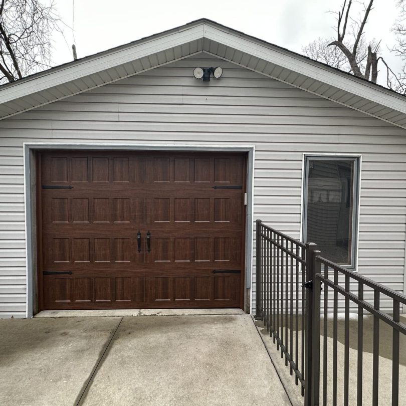 residential garage door in Pleasant Prairie, garage door in pleasant prairie, Pleasant Prairie residential garage door